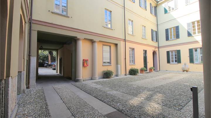 Three-rooms apartment in Como with parking lot