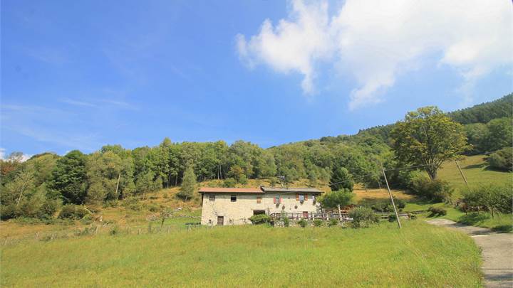 Detached house in Pian del Tivano with garden