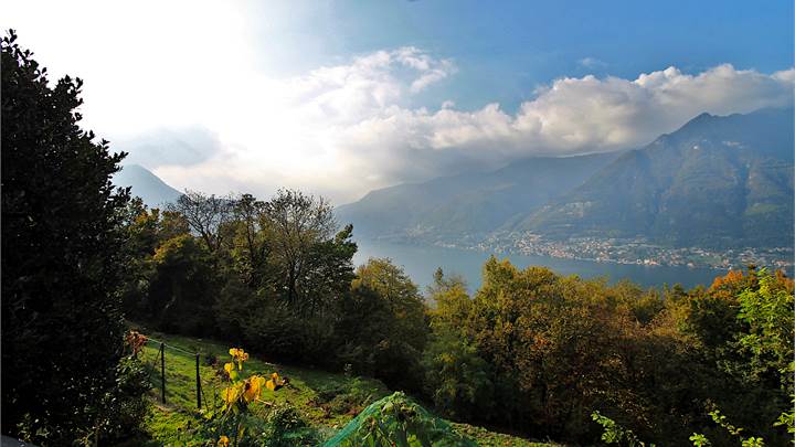 Villa indipendente con giardino e vista lago