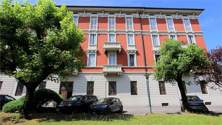 Large two-rooms apartment in Como with parking lot