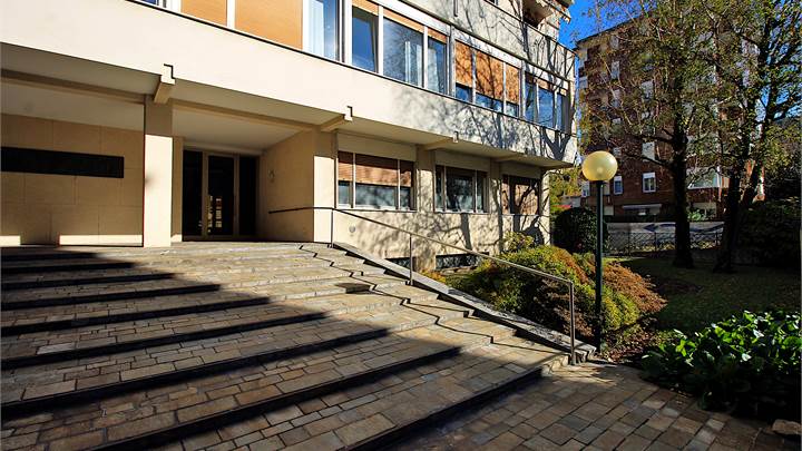 AMPIO APPARTAMENTO CON CANTINA