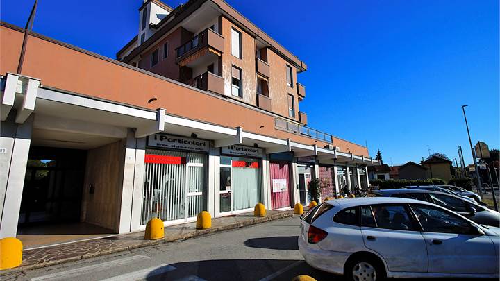 Negozio Luminoso in Posizione Strategica