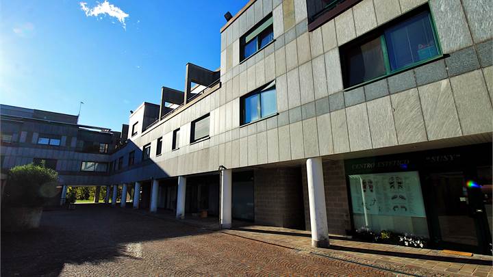 Trilocale ristrutturato con balcone e posto auto coperto