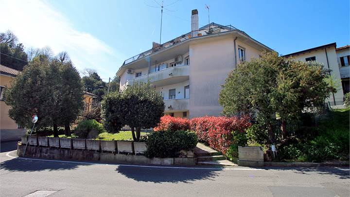 Trilocale ristrutturato con box e balcone panoramico