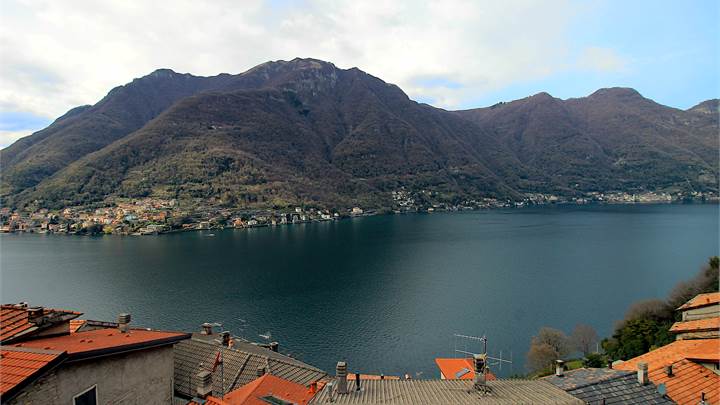 Elegante Villa sul Lago di Como con terrazzi, giardino e box.