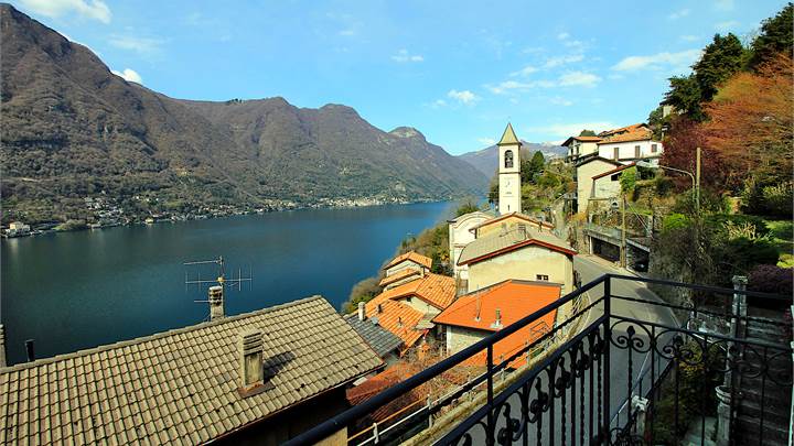 Elegante Villa sul Lago di Como con terrazzi, giardino e box.